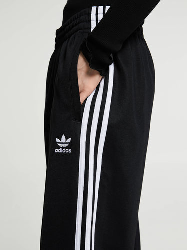 Adidas - Adicolor Baggy Fit Firebird Track Pants in Black