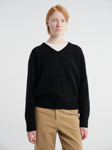 Dunst - Unisex Cashmere V-Neck Sweater in Black