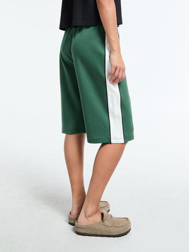 Nike - Shorts in Fir and Sail