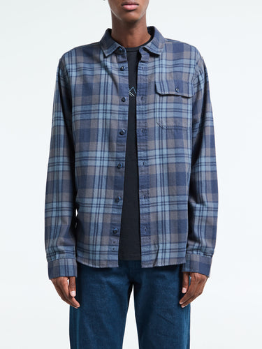 Patagonia - M's Long-Sleeved Lightweight Fjord Flannel Shirt in Paw: Smolder Blue