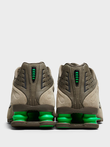 Nike - Shox R4 Sneakers in Olive Khaki