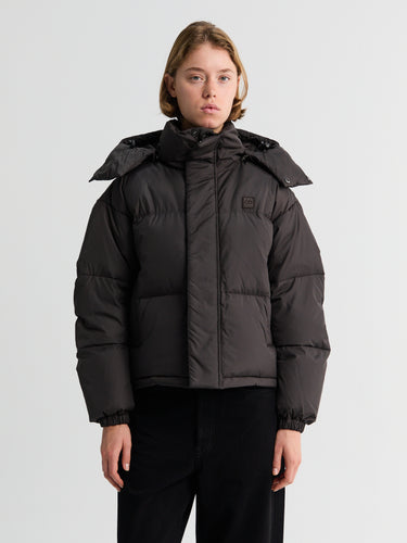 66 North - Dyngja Down W Cropped Jacket in Licorice