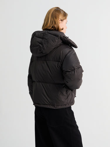 66 North - Dyngja Down W Cropped Jacket in Licorice