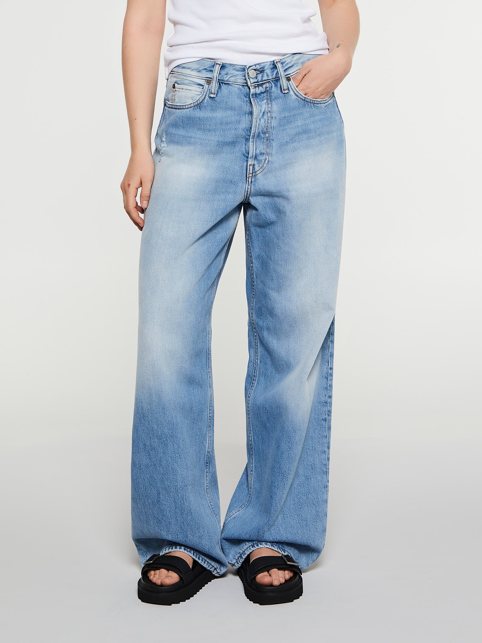 1981F Loose Fit Jeans in Light Blue