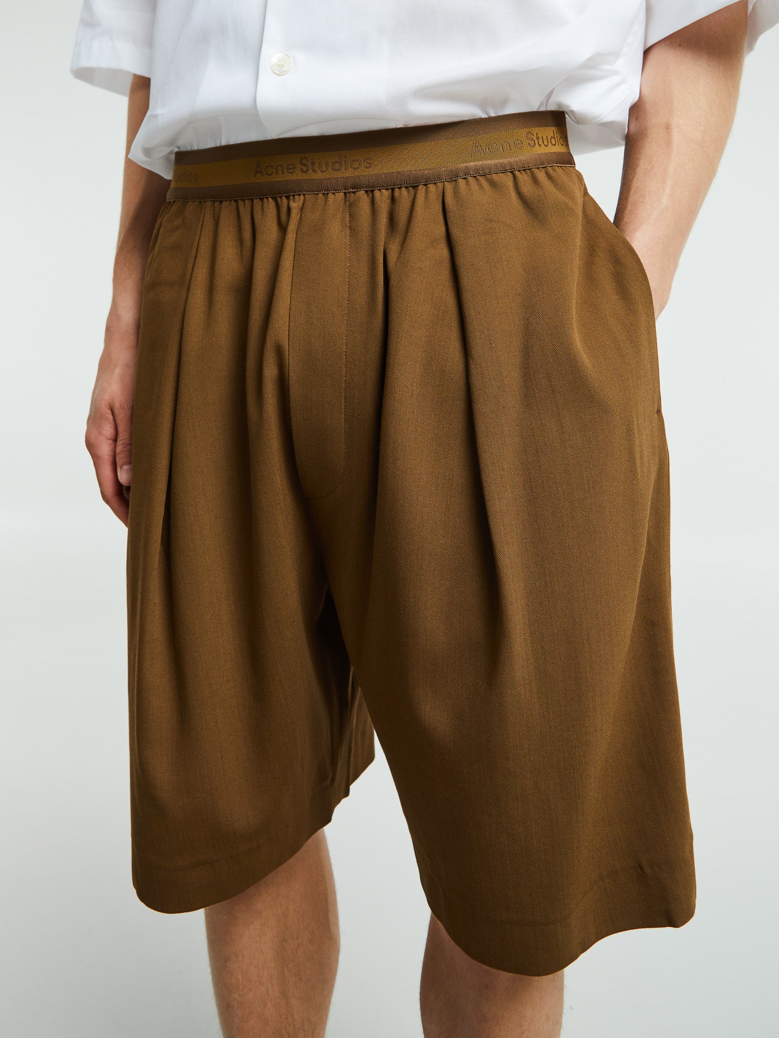 Acne Studios - Shorts in Brown
