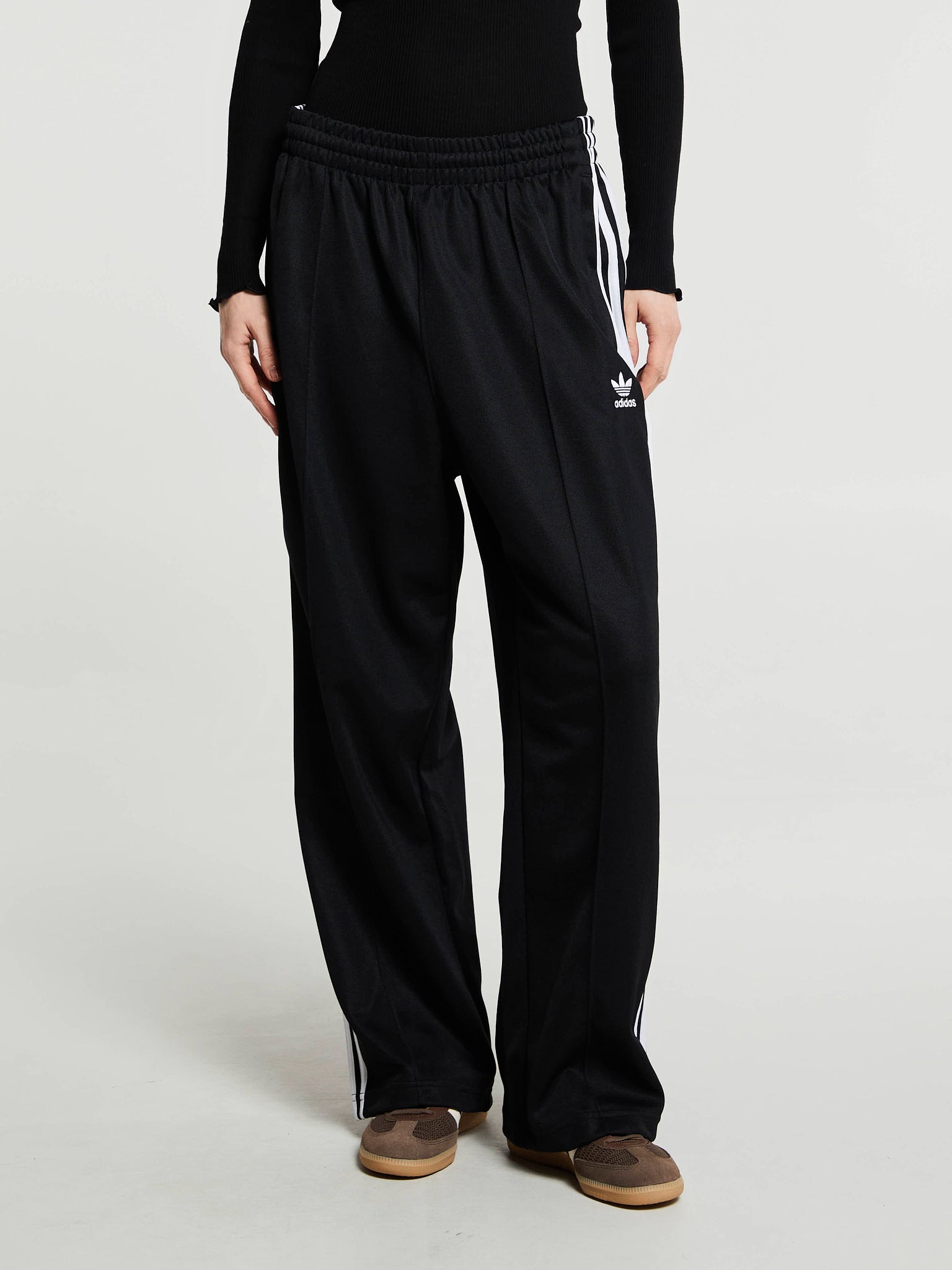 Adidas - Adicolor Baggy Fit Firebird Track Pants in Black