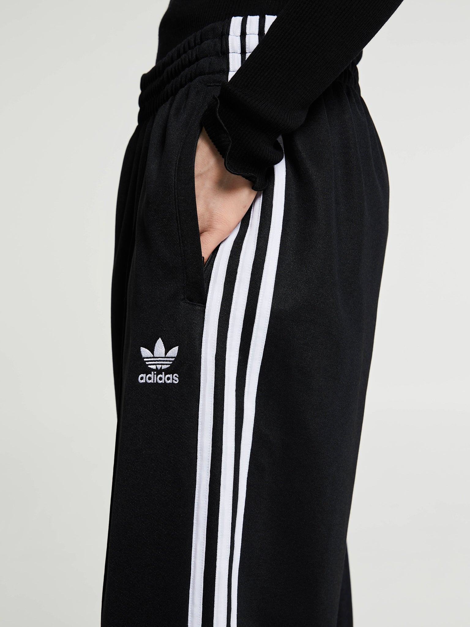 Adidas - Adicolor Baggy Fit Firebird Track Pants in Black