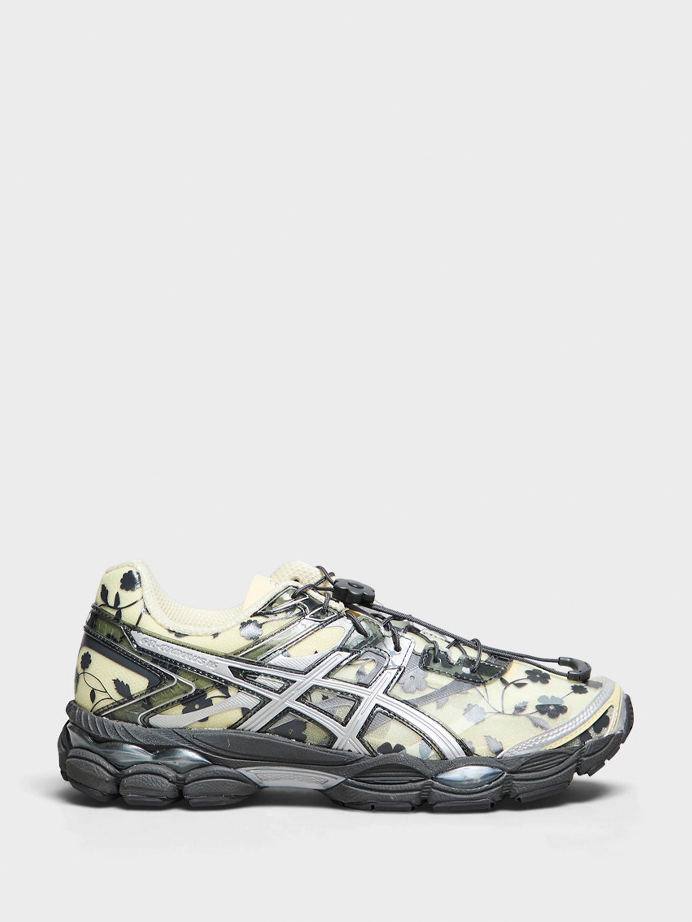 Asics - GEL-Cumulus 16 SSCB Sneakers in Ivory and Black