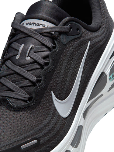 Nike - Vomero Plus Sneakers in Anthracite, Reflect Silver and Cannon White