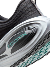 Nike - Vomero Plus Sneakers in Anthracite, Reflect Silver and Cannon White