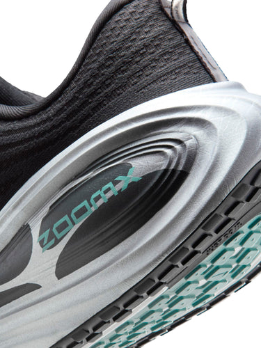 Nike - Vomero Plus Sneakers in Anthracite, Reflect Silver and Cannon White