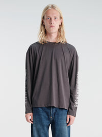 Calm. - Vintage Beach L/S Skull in Charcoal