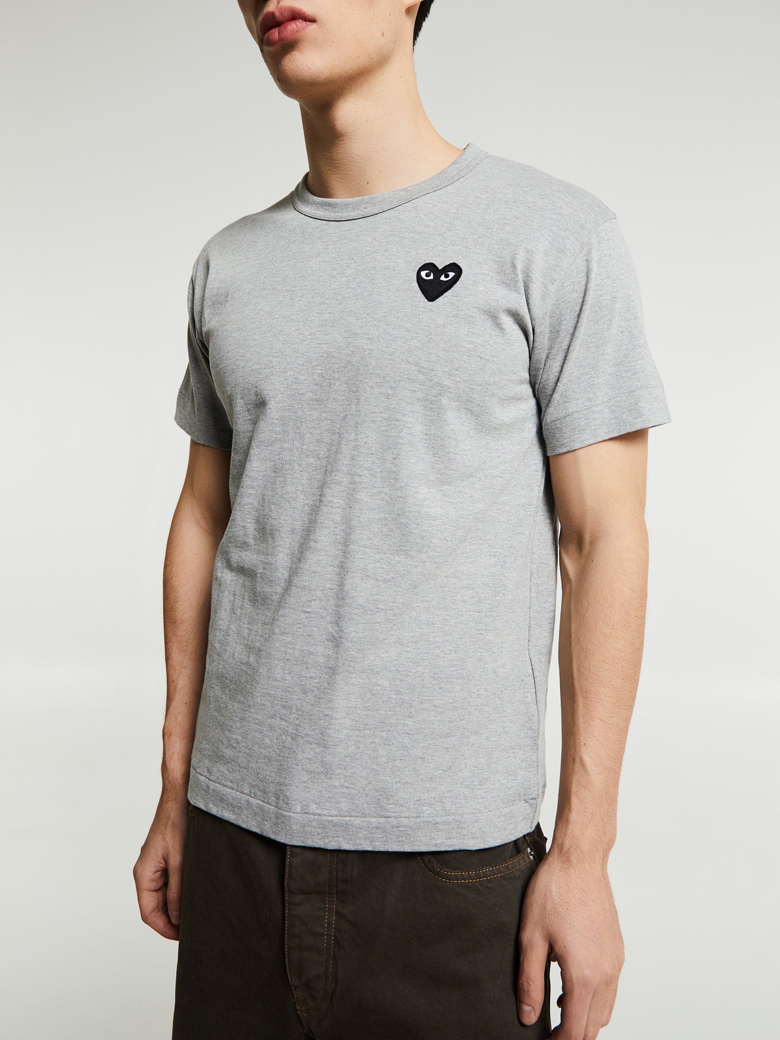 Comme des Garçons PLAY - T-Shirt With Black Emblem in Grey