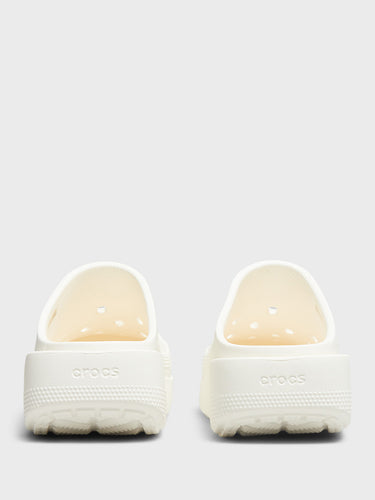 Crocs - Classic Blunt Toe Shoes in Chalk