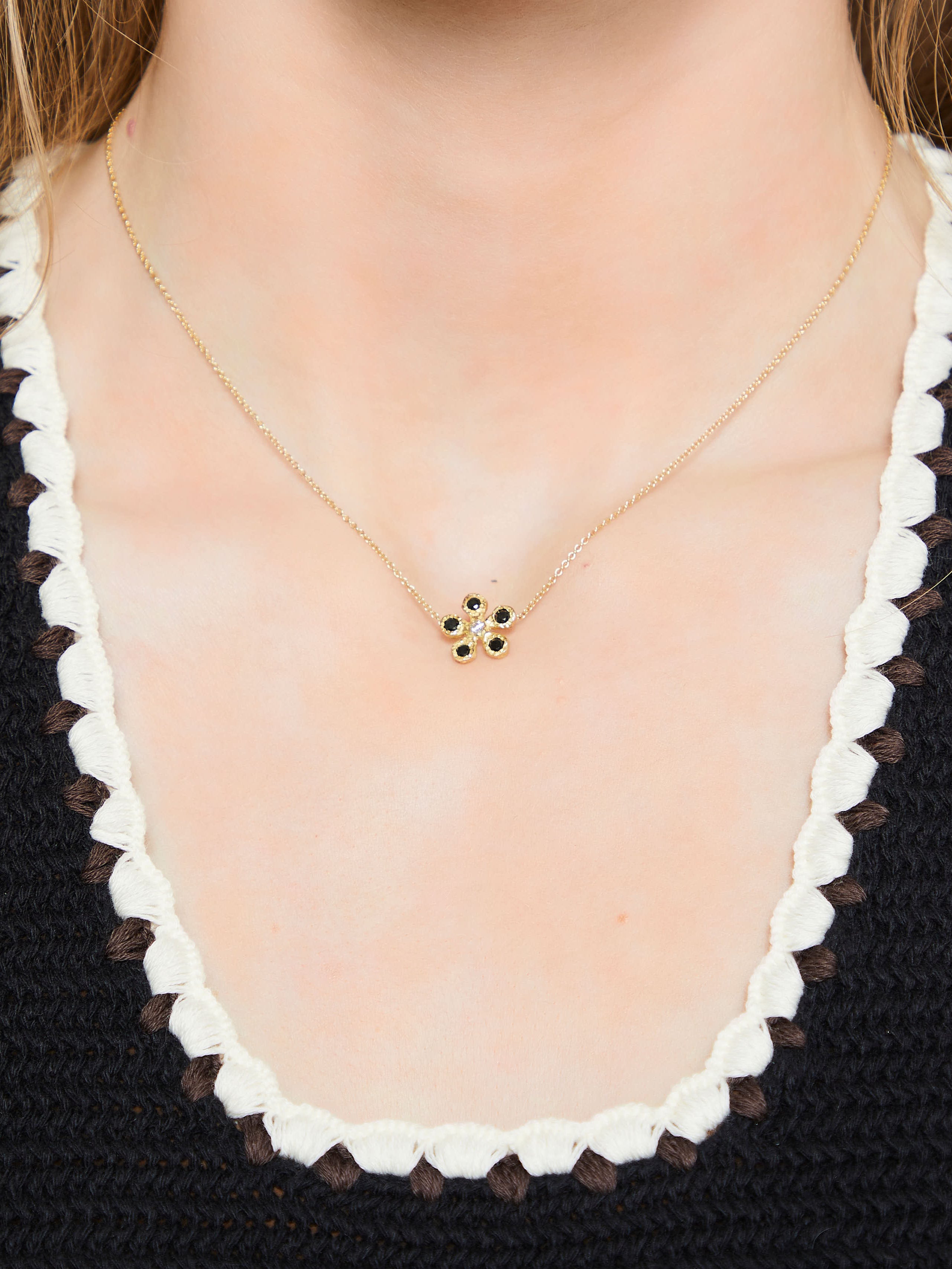 Small Flores 0.30ct Black Necklace in 18K Yellow Gold