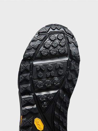 Hoka One One - U Tor Summit Sneakers in Black