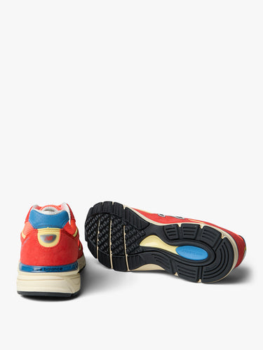 New Balance - Teddy Santis 990 v4 Sneakers in Urgent Red
