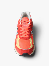 New Balance - Teddy Santis 990 v4 Sneakers in Urgent Red
