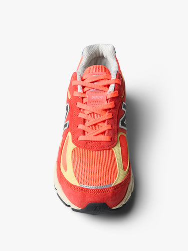 New Balance - Teddy Santis 990 v4 Sneakers in Urgent Red