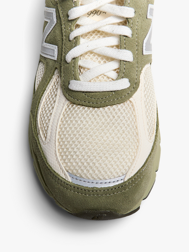 New Balance - 990 Sneakers in Olive Leaf, Permafrost and Light Olive