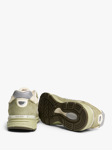 New Balance - 990 Sneakers in Olive Leaf, Permafrost and Light Olive