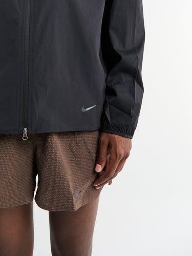 Nike - Run Lightweight Jacket in Black and Black Reflective