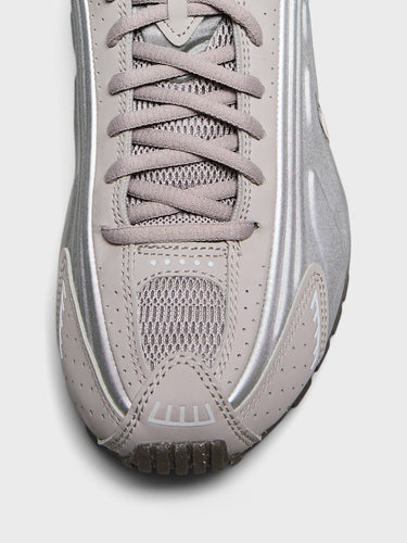 Nike - Shox R4 Sneakers in Cave Stone, College Grey and Baroque Brown