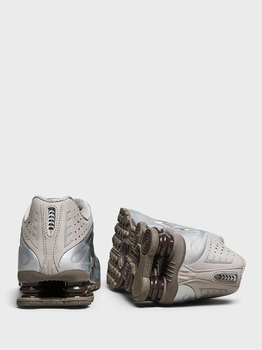 Nike - Shox R4 Sneakers in Cave Stone, College Grey and Baroque Brown