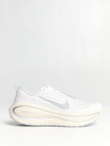 Nike - Nike Vomero Plus in Platinum tint, Refleect Silver, Grey Fog, Iron Grey and Metallic Silver