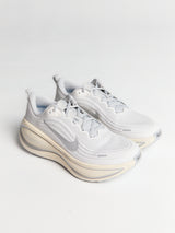 Nike - Nike Vomero Plus in Platinum tint, Refleect Silver, Grey Fog, Iron Grey and Metallic Silver