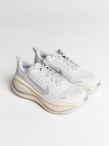 Nike - Nike Vomero Plus in Platinum tint, Refleect Silver, Grey Fog, Iron Grey and Metallic Silver
