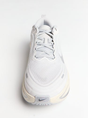 Nike - Nike Vomero Plus in Platinum tint, Refleect Silver, Grey Fog, Iron Grey and Metallic Silver