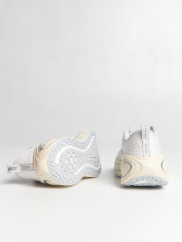 Nike - Nike Vomero Plus in Platinum tint, Refleect Silver, Grey Fog, Iron Grey and Metallic Silver