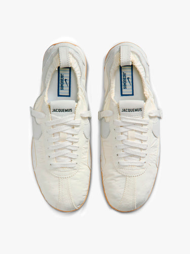 Nike - Nike Moon Shoe SP x Jacquemus in Soft Pearl and Sail