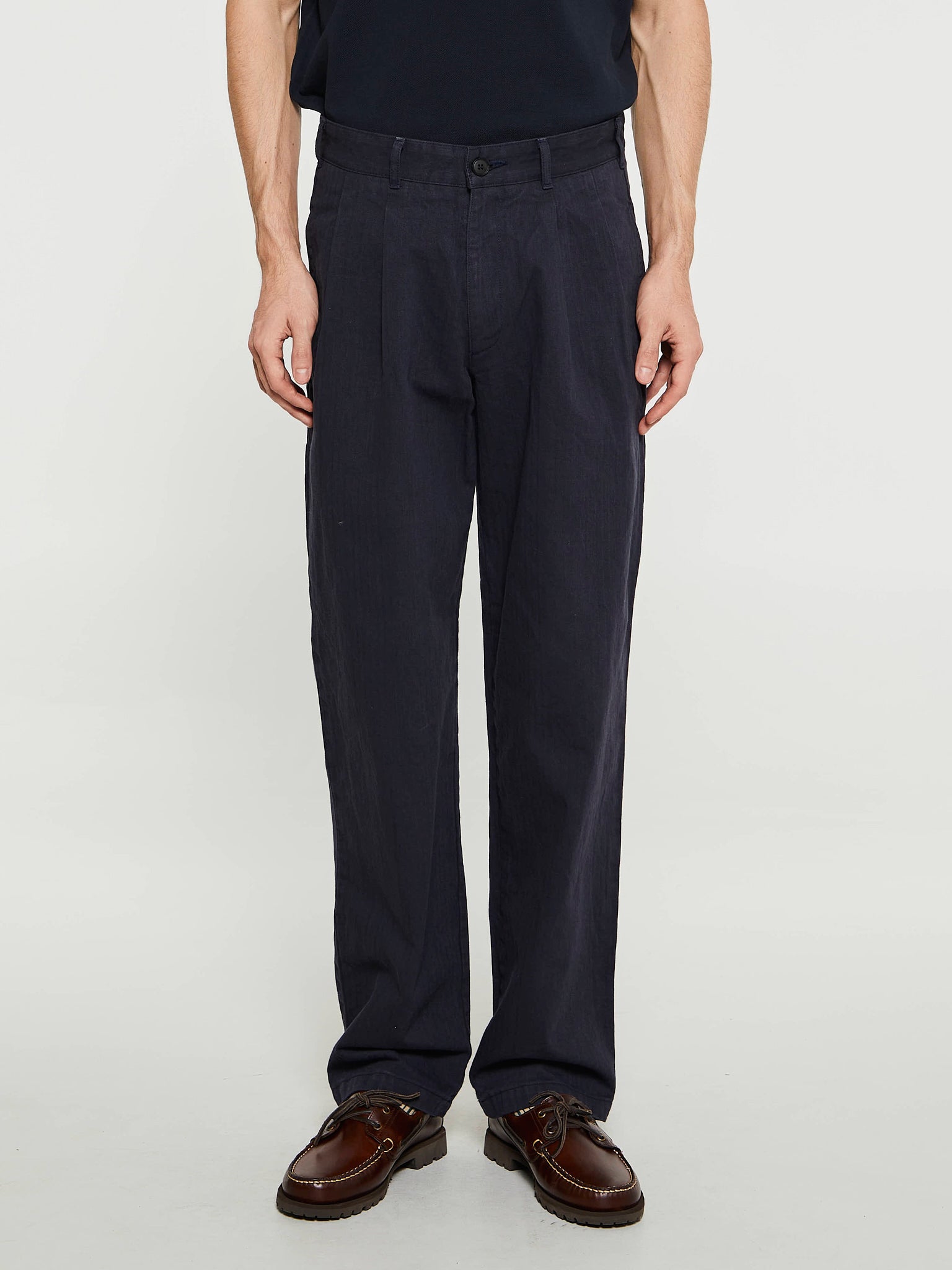 Noah - Double-Pleat Herringbone Pants in Navy