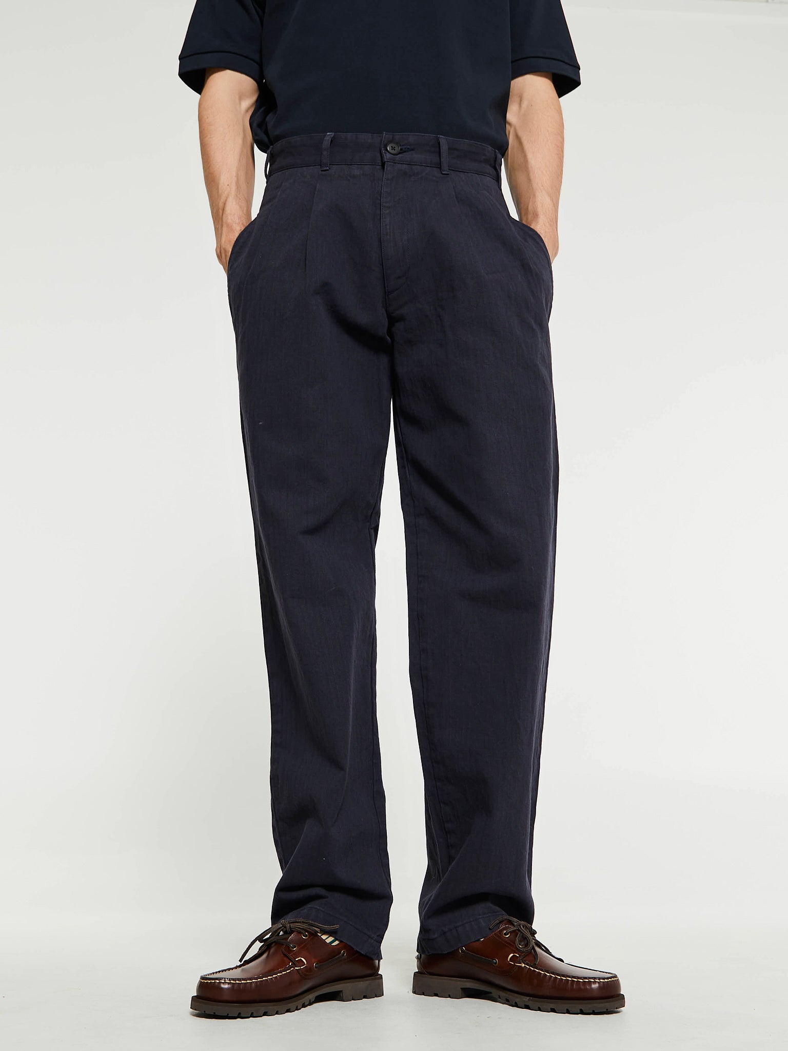 Noah - Double-Pleat Herringbone Pants in Navy