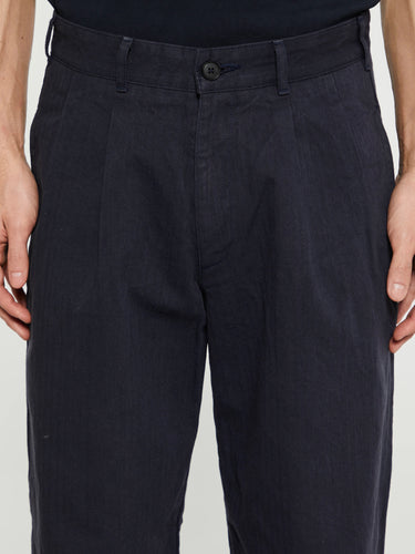 Noah - Double-Pleat Herringbone Pants in Navy