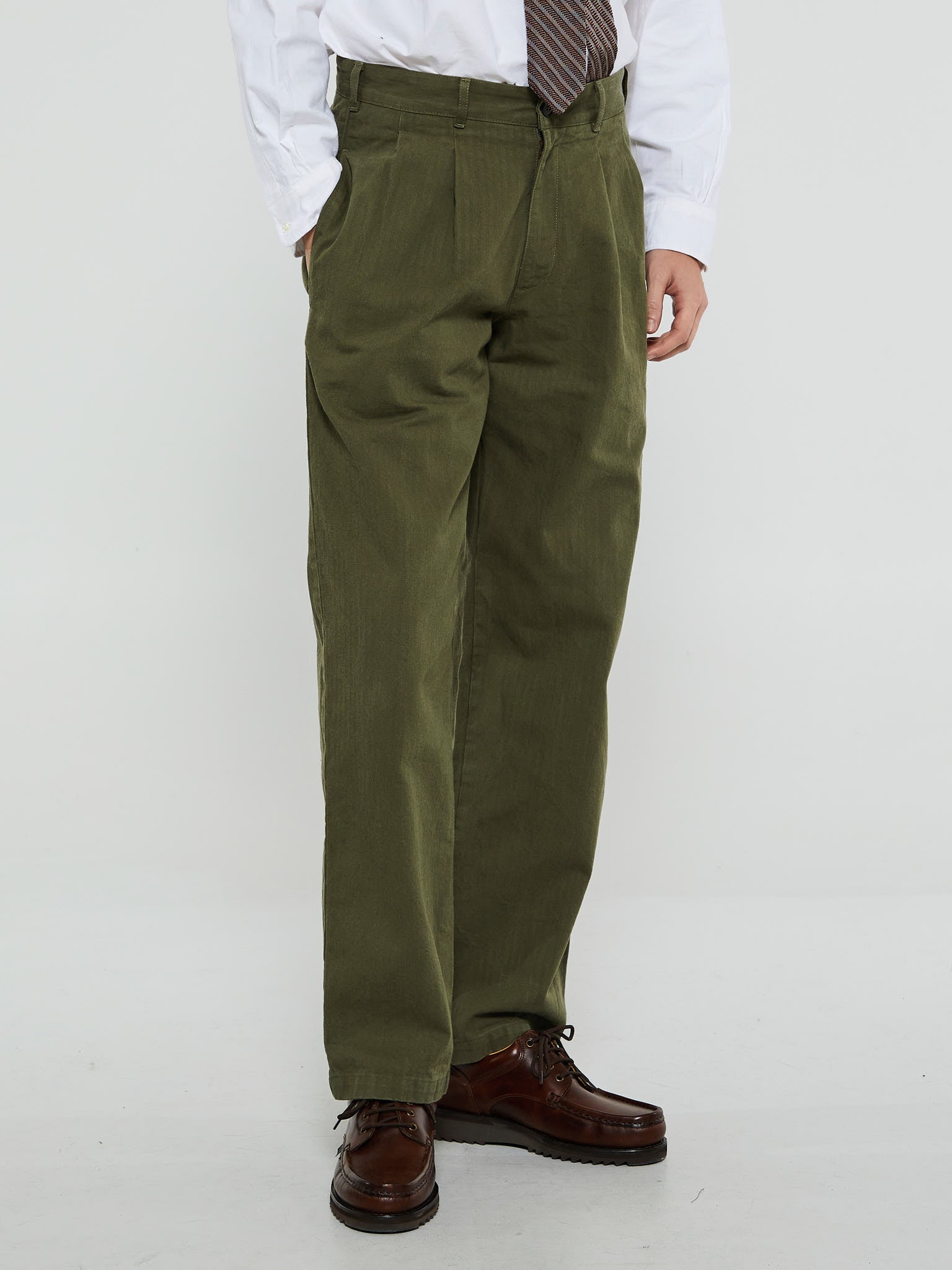 Noah - Double Pleated Herringbone Pants in Army Green