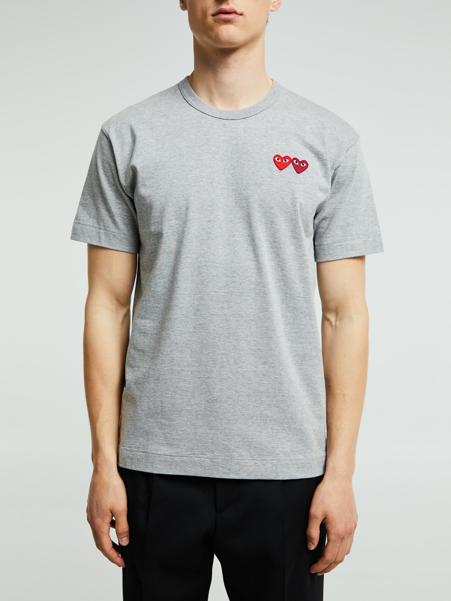 Comme des Garçons PLAY - T-Shirt With Double Burgundy Emblem in Grey