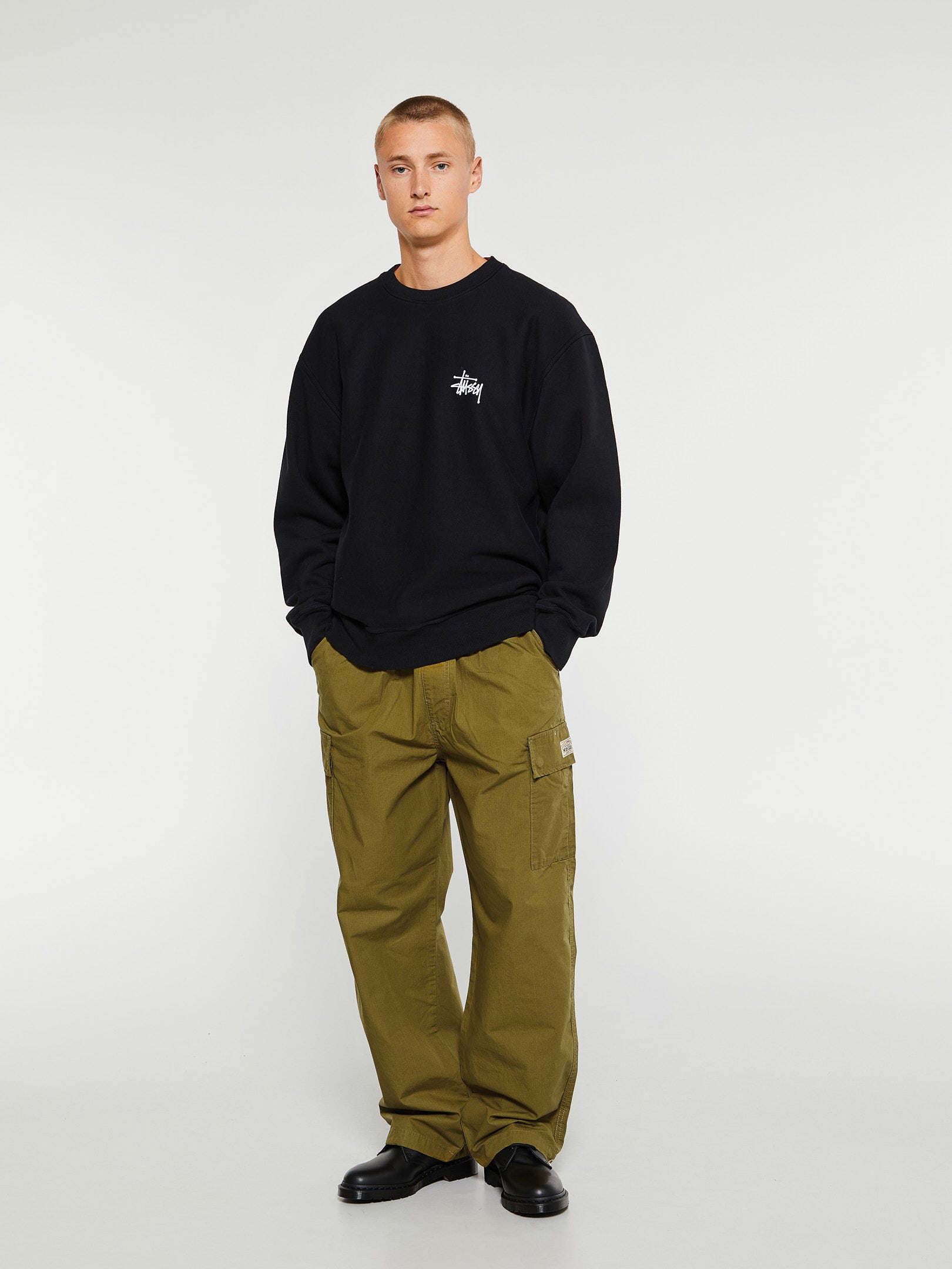 Basic Stüssy Pigment Dyed Crewneck in Black