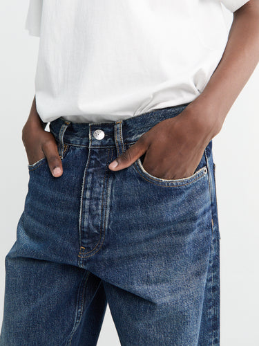 Loose Jeans in Dark Blue Worn