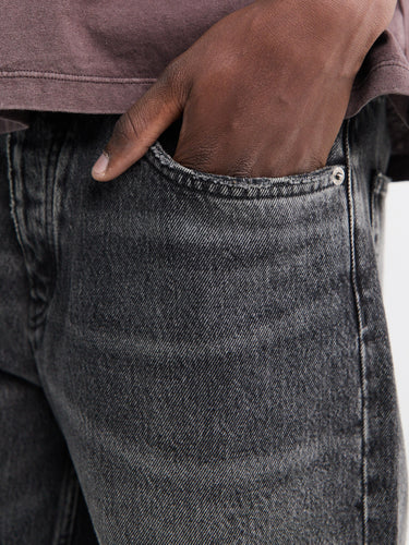 Loose Jeans in New Black Worn