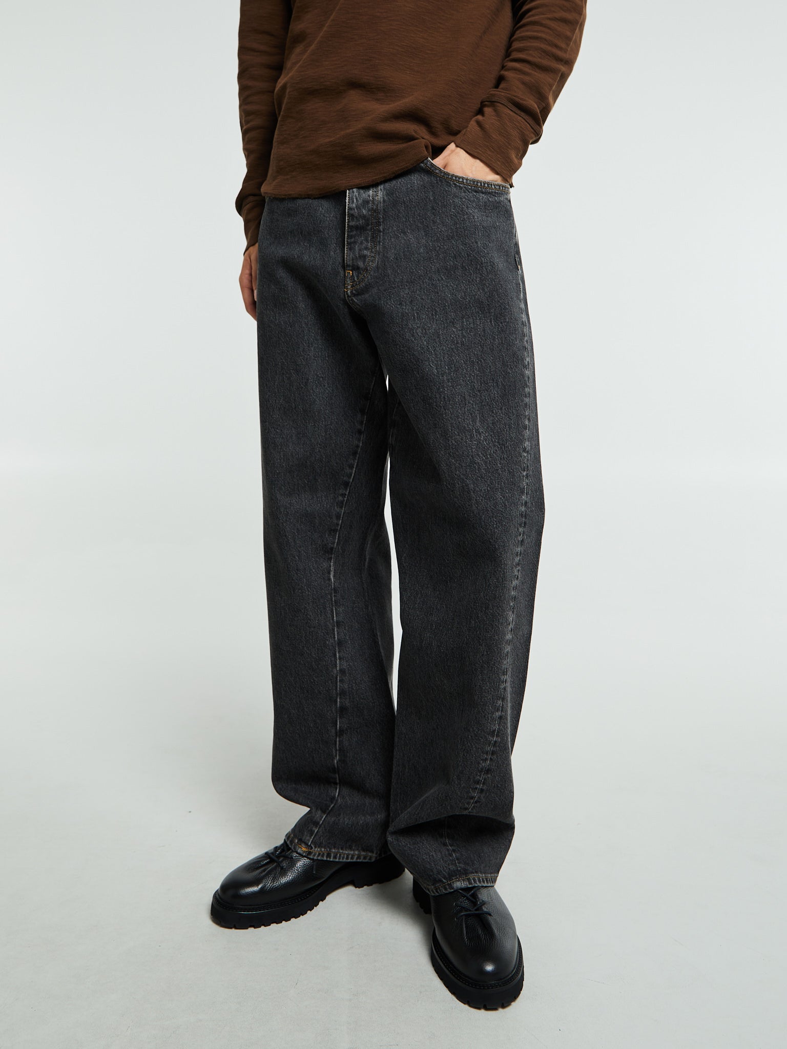 Wide Twist Jeans in Black Stone