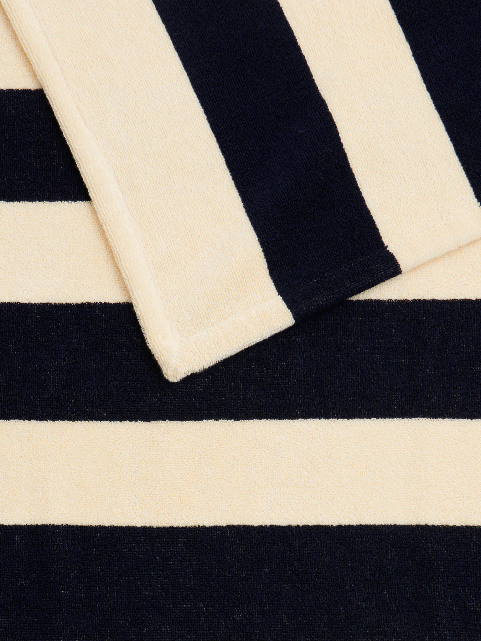 Strandhåndklæde i Navy Stripes