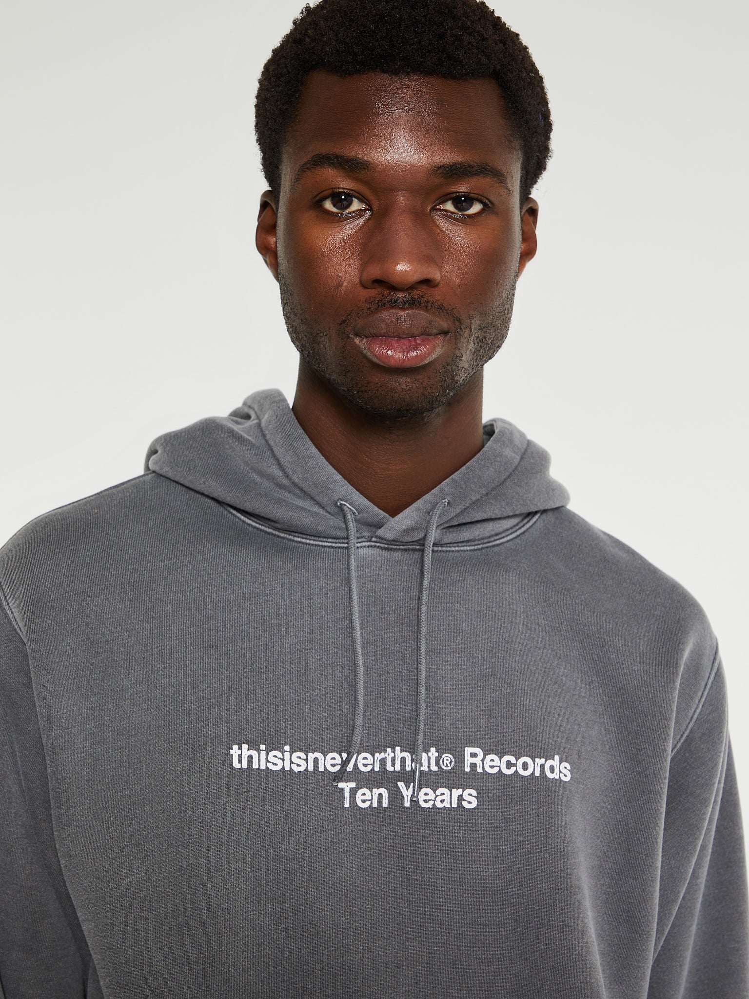 thisisneverthat - Ten Years Records Hoodie in Charcoal – stoy