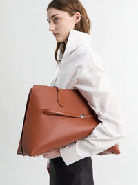 TOTEME - Graind Leather Lounge Tote Bag in Sienna