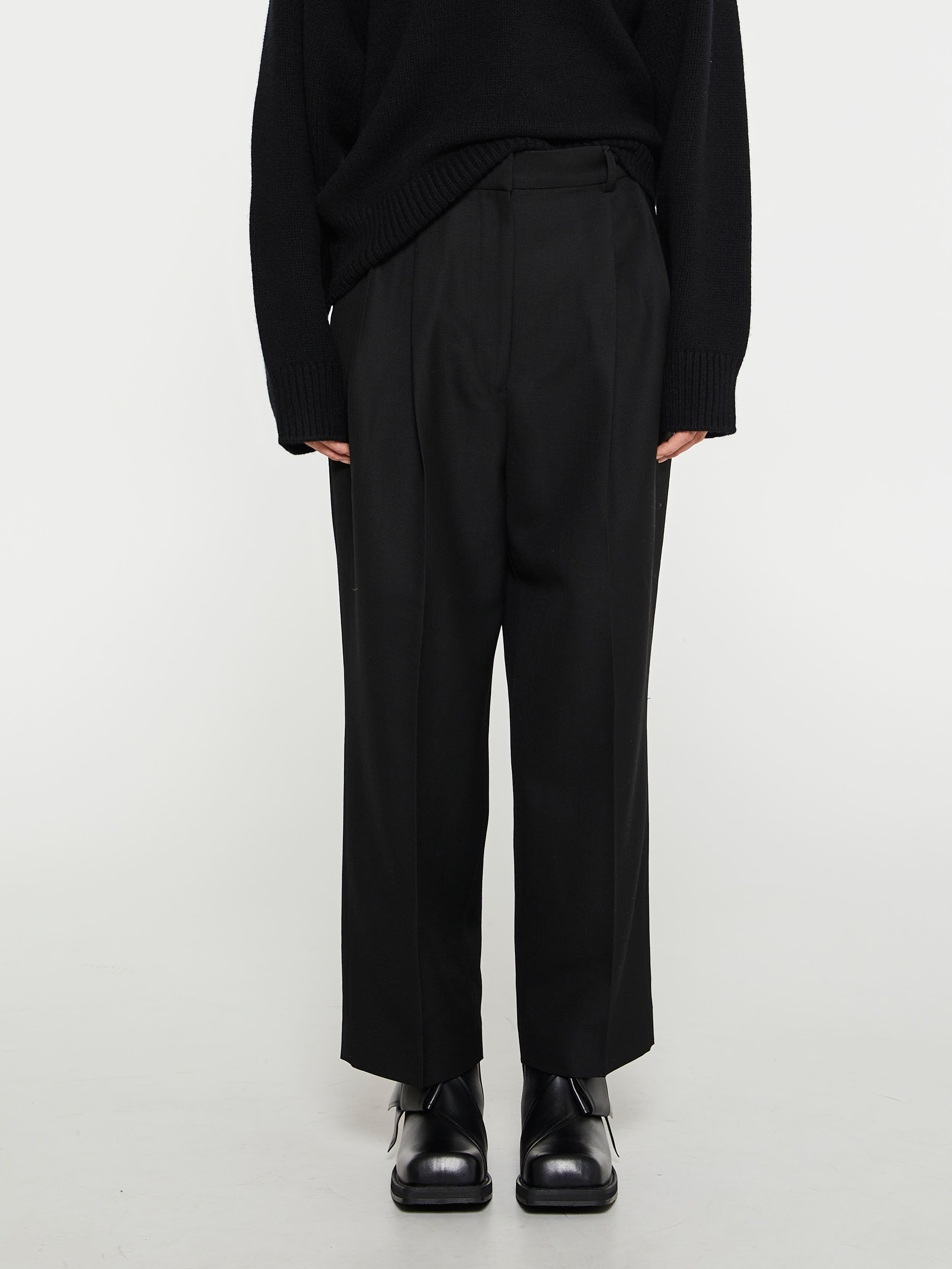 TOTEME - Double-Pleated Cropped Trousers in Black