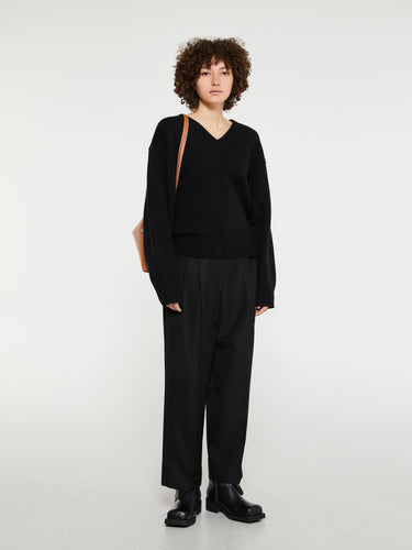 TOTEME - Double-Pleated Cropped Trousers in Black
