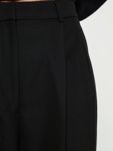 TOTEME - Double-Pleated Cropped Trousers in Black