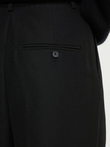 TOTEME - Double-Pleated Cropped Trousers in Black